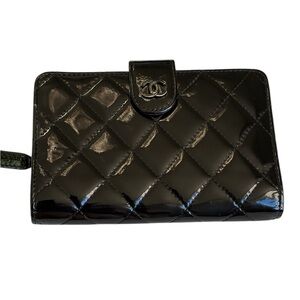 COPY - Chanel iconic patent black quilted wallet